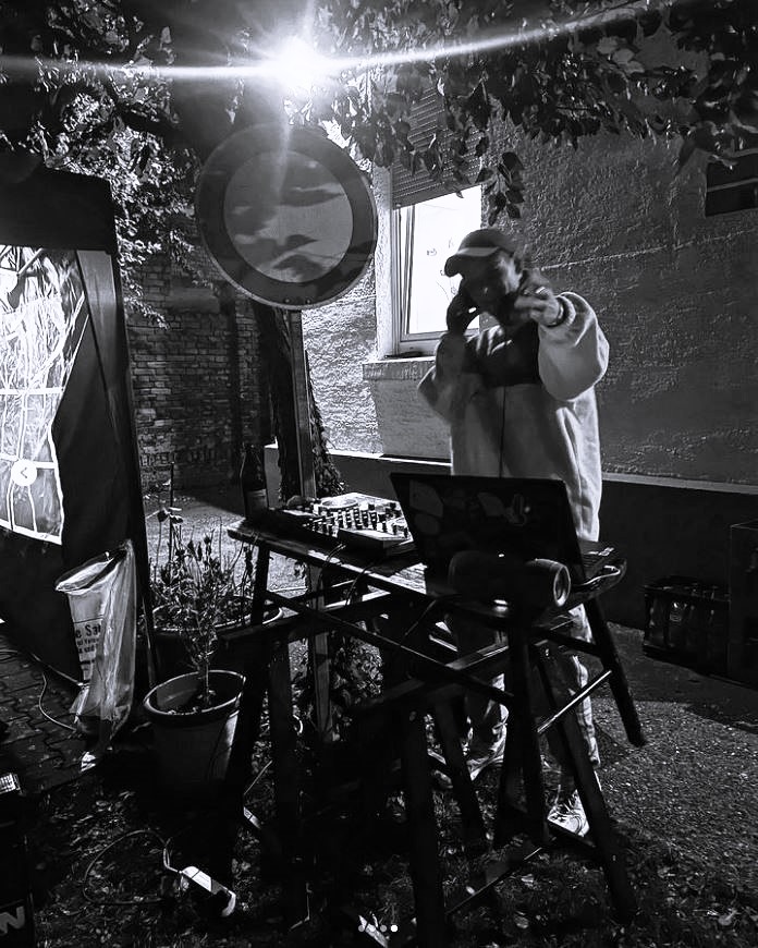 Techno DJ beim Auflegen im Garten